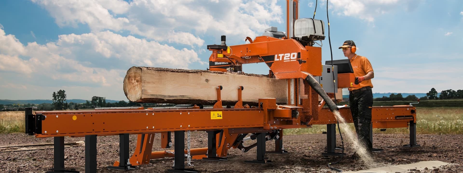 Wood-Mizer LT20 sawmill with hydraulics and a debarker on a PROMOTION